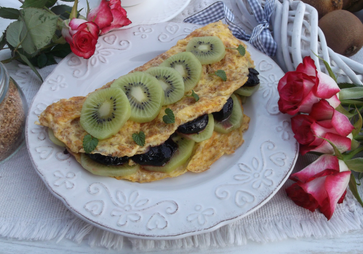 Śniadaniowy omlet z kiwi i dżemem. foto
