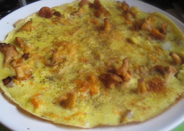 Fotografia przedstawiająca Śniadaniowy omlet z marchewką i kurkami