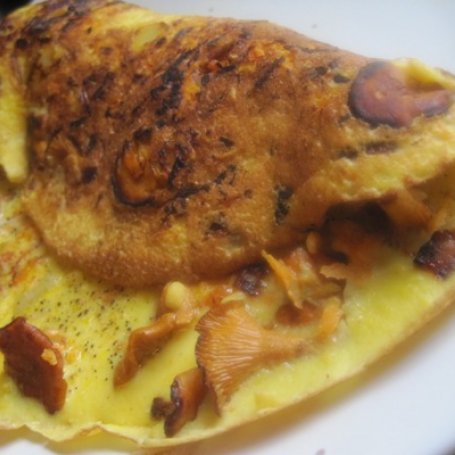 Krok 5 - Śniadaniowy omlet z marchewką i kurkami foto