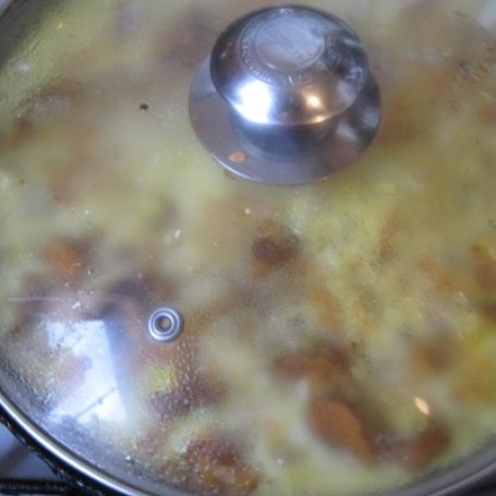 Krok 4 - Śniadaniowy omlet z marchewką i kurkami foto