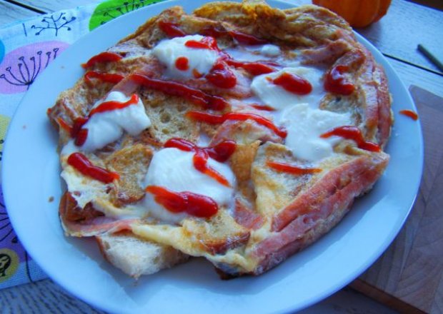 Fotografia przedstawiająca Śniadaniowy omlet z szynka , chlebem i mozzarellą