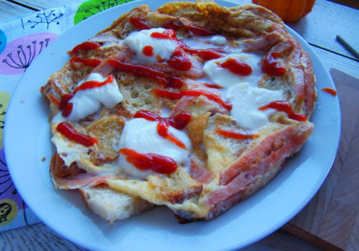 Śniadaniowy omlet z szynka , chlebem i mozzarellą foto