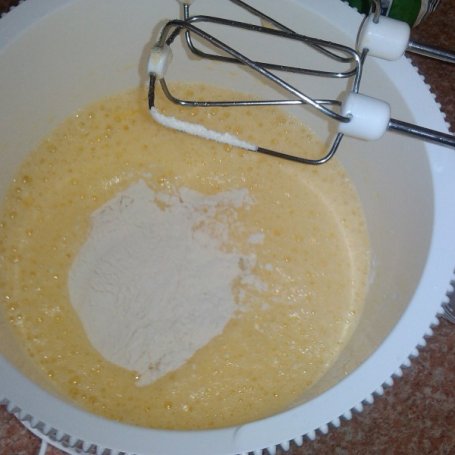 Krok 2 - Śniadaniowy omlet z szynką i tartym żółtym serem foto