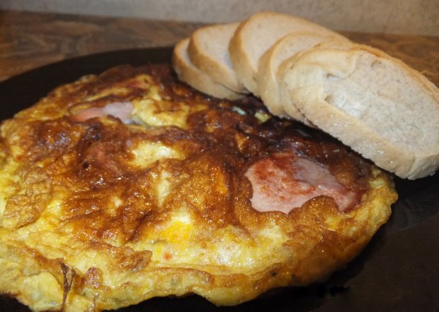 Fotografia przedstawiająca Śniadaniowy Omlet z szynką