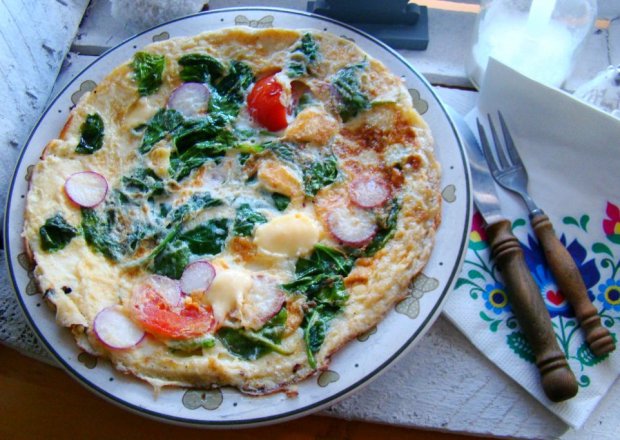 Fotografia przedstawiająca Śniadaniowy omlet ze szpinakiem