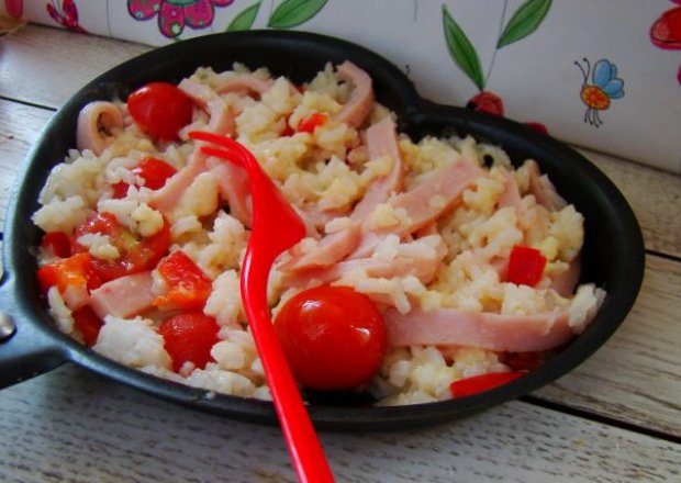 Fotografia przedstawiająca Śniadaniowy ryżyk z pomidorkami i mozzarellą