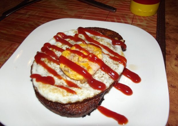 Fotografia przedstawiająca Śniadaniowy tost z jajkiem