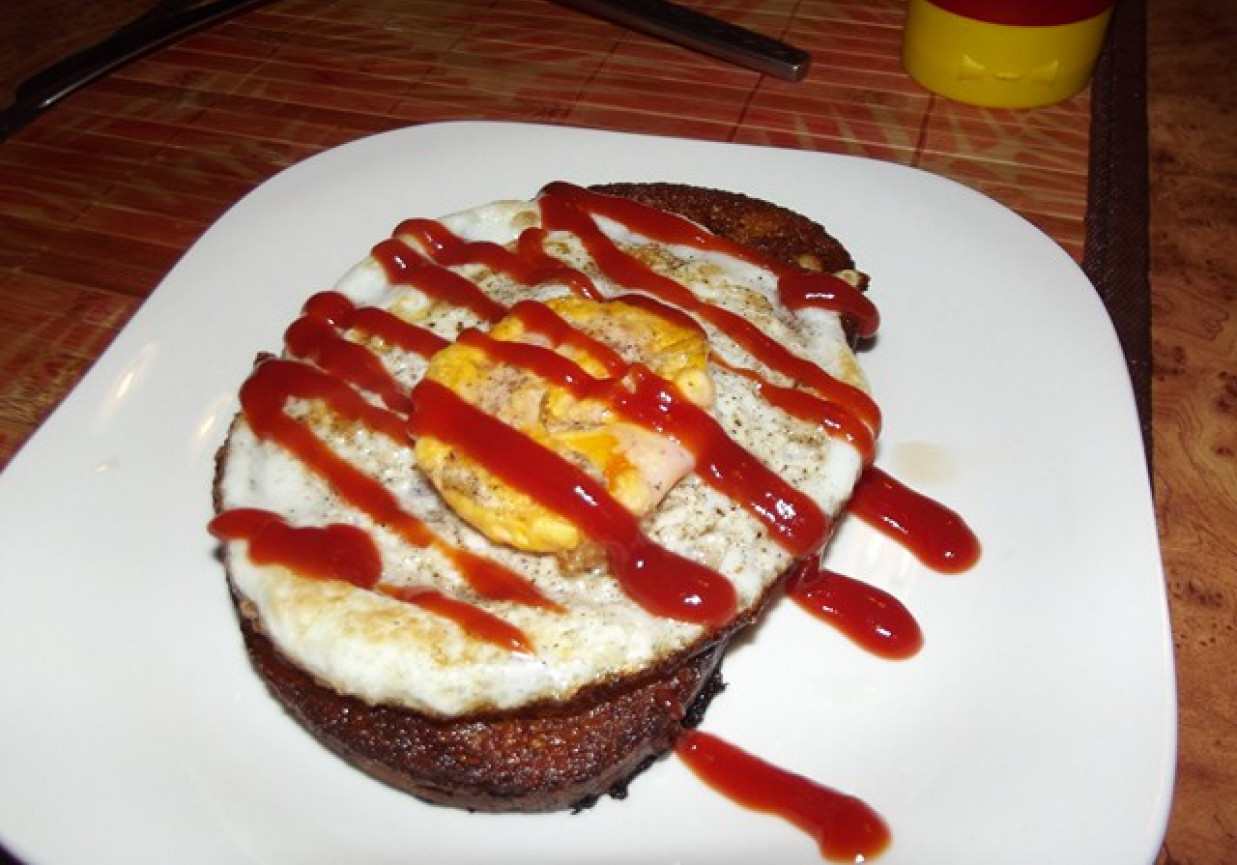Śniadaniowy tost z jajkiem foto