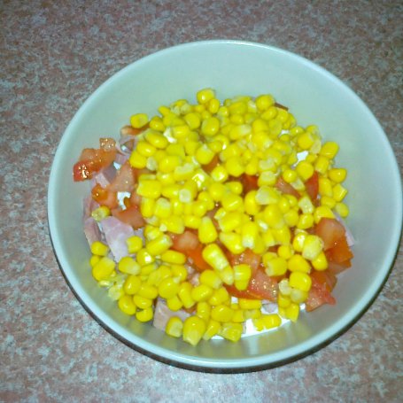 Krok 3 - Śniadaniowy twarożek z kukurydzą, pomidorem i szynką foto
