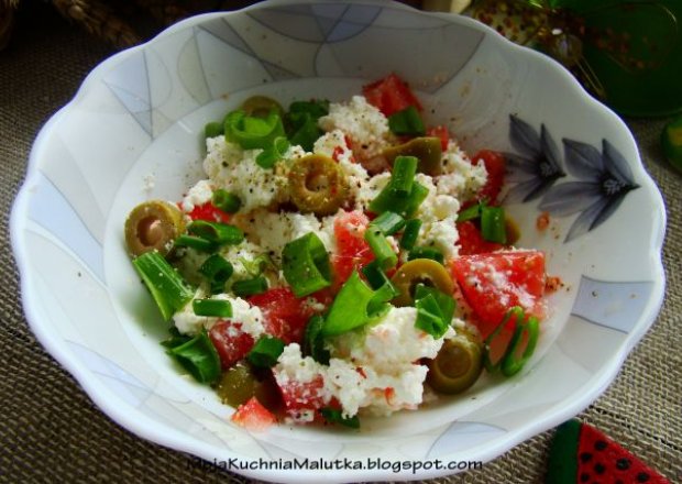 Fotografia przedstawiająca Śniadaniowy twarożek z oliwkami i pomidorem