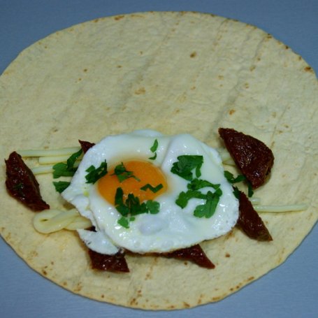 Krok 3 - Śniadanko nr 2.Zapiekana pomidorowa tortilla z jajkiem sadzonym,suszonymi pomidorami i warkoczykami serowymi. foto
