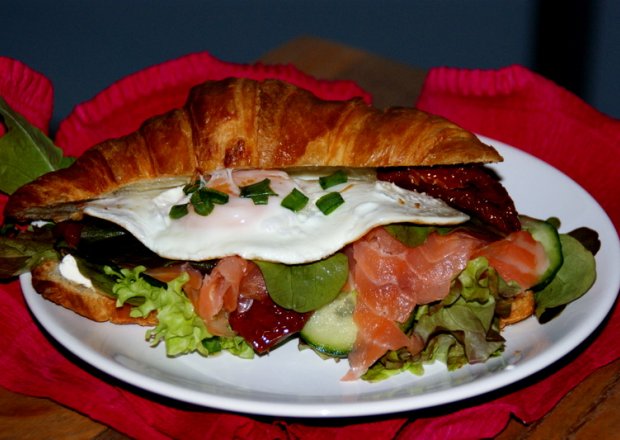 Fotografia przedstawiająca Śniadanko nr 4.Croissant z serkiem mascarpone,sałatą,suszonymi pomidorami,wędzonym łososiem i ja...