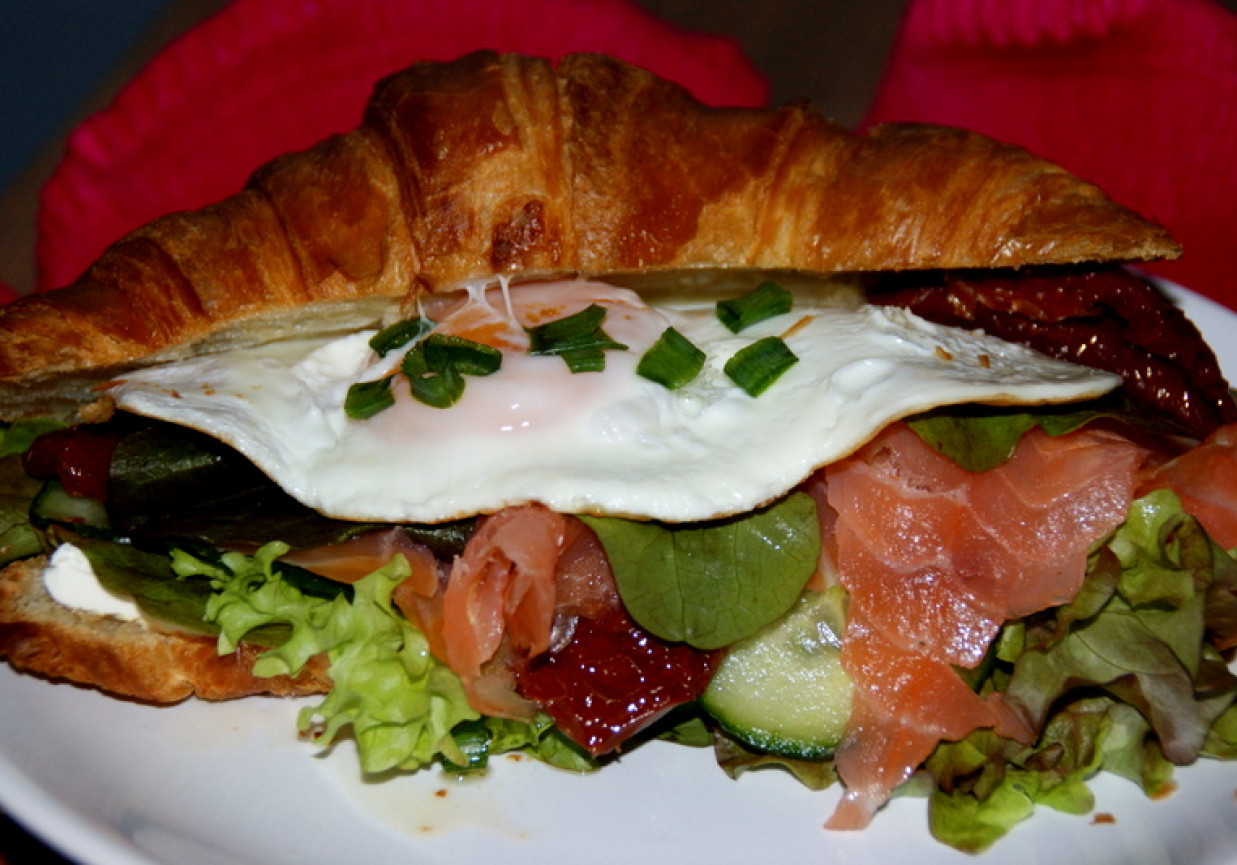 Śniadanko nr 4.Croissant z serkiem mascarpone,sałatą,suszonymi pomidorami,wędzonym łososiem i jajkiem sadzonym. foto