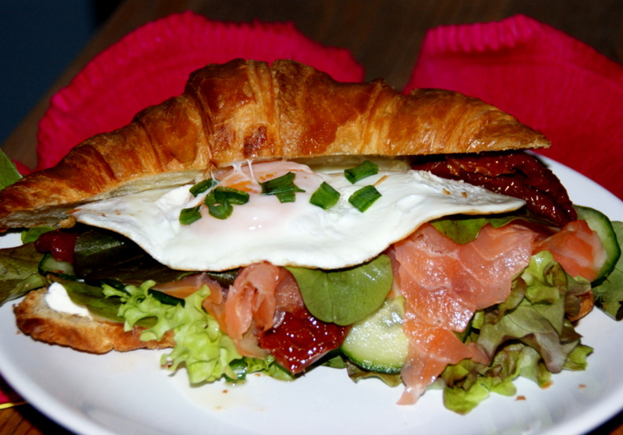 Śniadanko nr 4.Croissant z serkiem mascarpone,sałatą,suszonymi pomidorami,wędzonym łososiem i jajkiem sadzonym. foto