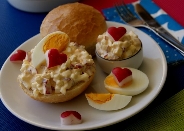 Fotografia przedstawiająca Śniadanko nr 6.Bułeczki pszenne z pastą z jajka i rzodkiewki.