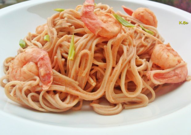 Fotografia przedstawiająca Soba noodles z krewetkami i czerwoną pastą curry