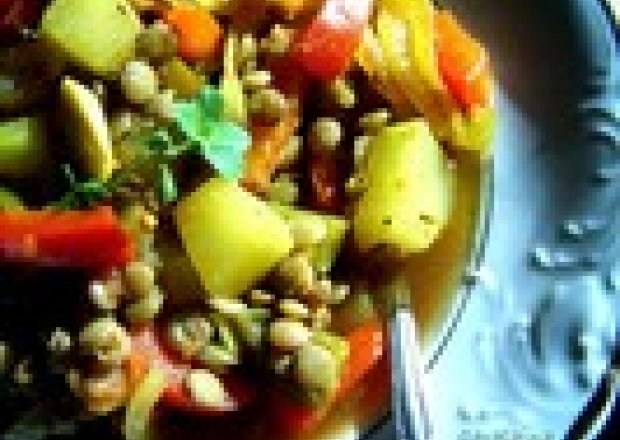 soczewica duszona z letnimi warzywami w arabskim stylu foto