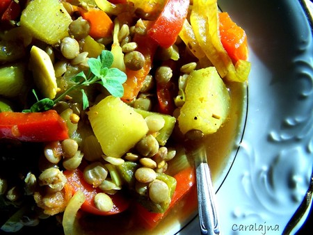 soczewica duszona z letnimi warzywami w arabskim stylu