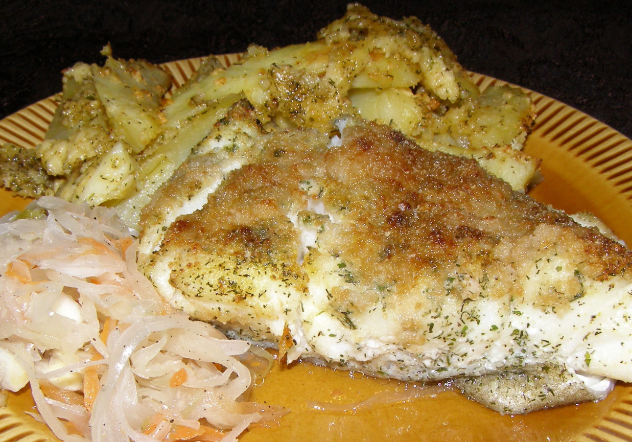 soczysty dorsz atlantycki na obiad z pieczonymi serowymi ziemniakami... foto