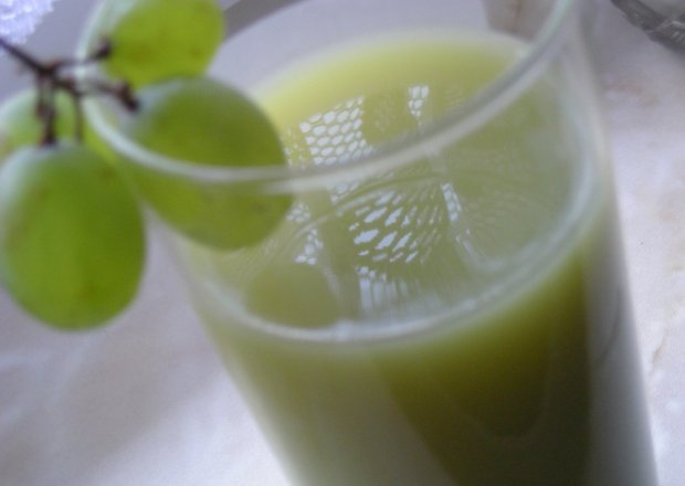 Fotografia przedstawiająca sok bananowo-jabłkowo-kiwi