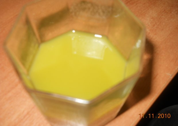 Fotografia przedstawiająca sok cytrynowy z miodem