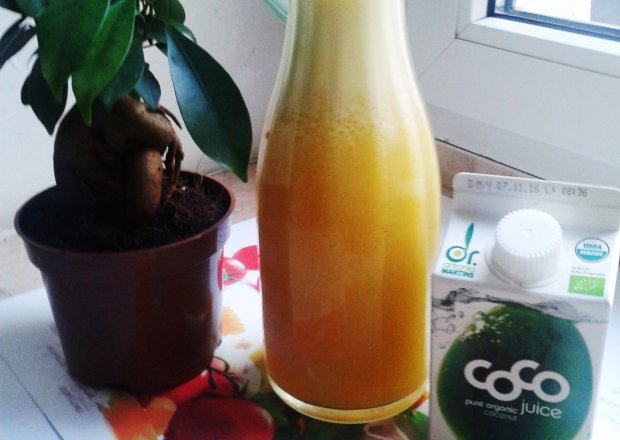 Fotografia przedstawiająca Sok jabłko z pomarańczą i wodą kokosową