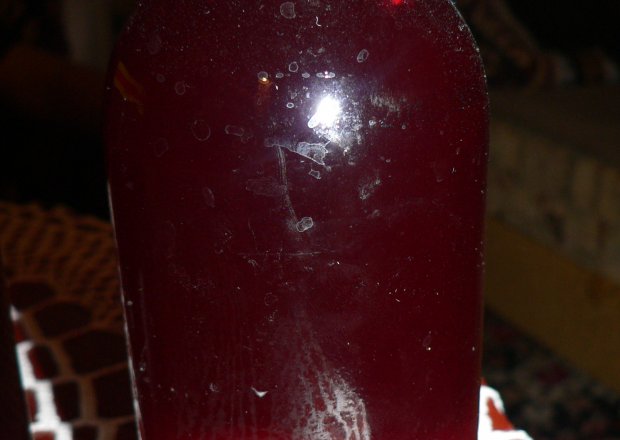 Fotografia przedstawiająca sok jabłkowo śliwkowy