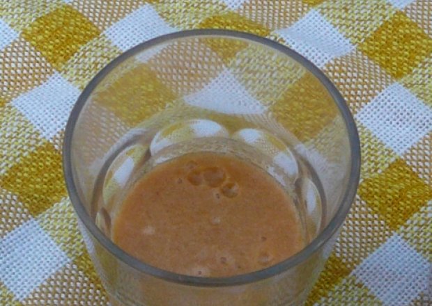 Fotografia przedstawiająca sok jabłkowo-marchewkowy z bazylią