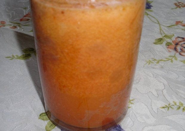 Fotografia przedstawiająca sok jabłkowo-marchewkowy