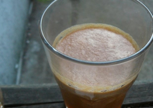 Fotografia przedstawiająca sok jabłkowy z cynamonem i imbirem