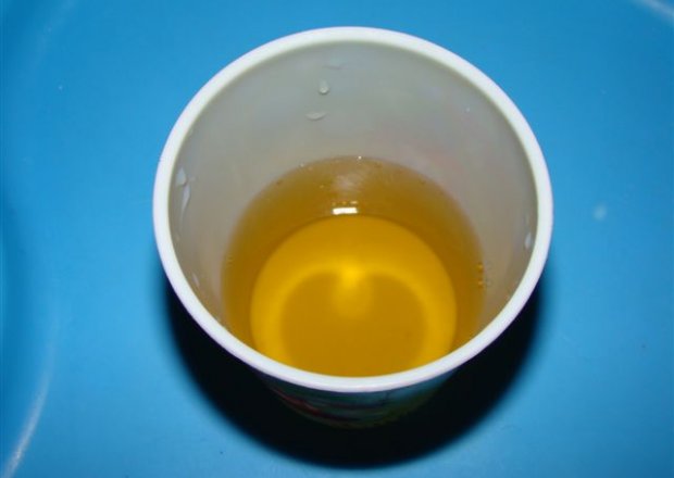 Fotografia przedstawiająca sok jabłkowy z sokowirówki