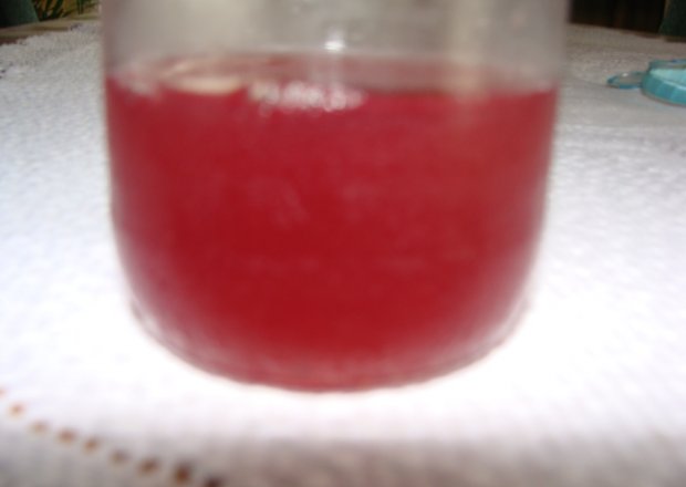 Fotografia przedstawiająca sok malinowo-brzoskwiniowy