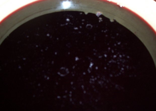Fotografia przedstawiająca sok malinowy z miodem
