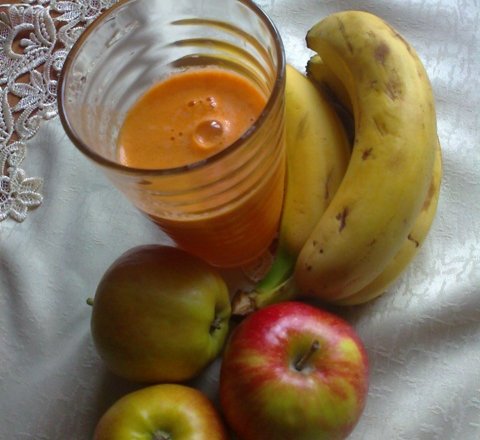 Fotografia przedstawiająca Sok marchew-banan-jabłko