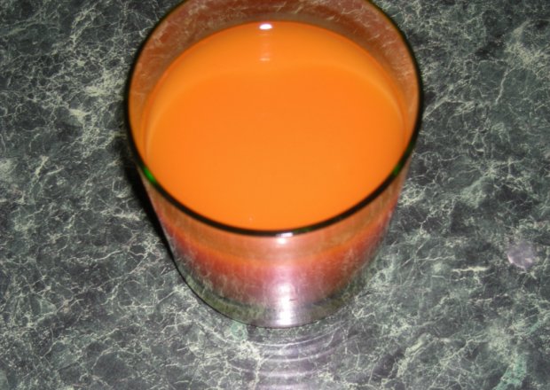 Fotografia przedstawiająca sok marchewkowo- gruszkowy