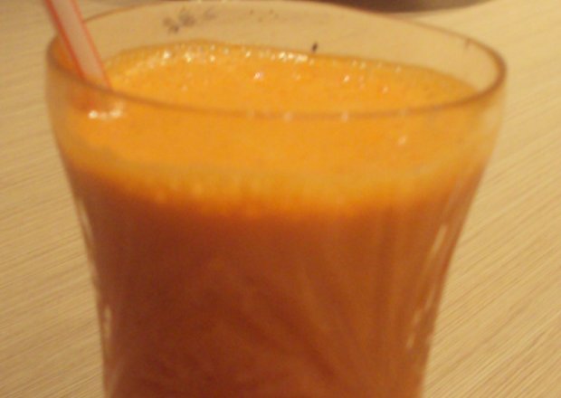 Fotografia przedstawiająca sok marchewkowo- mandarynkowy