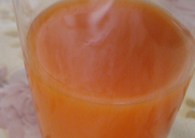 Fotografia przedstawiająca sok marchewkowo-jabłkowy