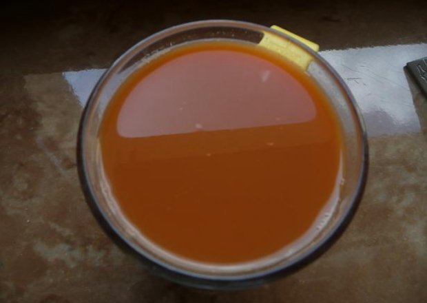 Fotografia przedstawiająca sok marchewkowy