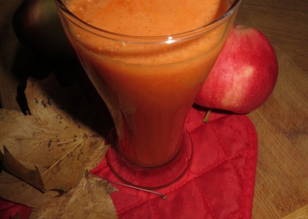 Fotografia przedstawiająca sok marchwiowo- pomidorowy