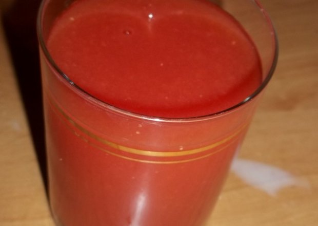 Fotografia przedstawiająca sok marchwiowo-brzoskwiniowy