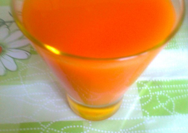 Fotografia przedstawiająca sok marchwiowo-malinowy