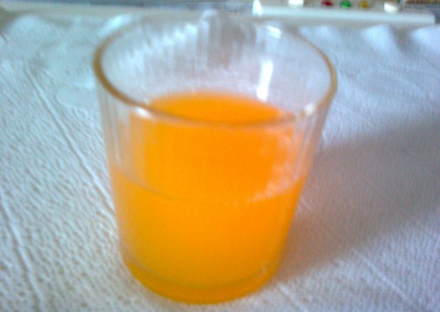 Fotografia przedstawiająca sok marchwiowo-pomarańczowy