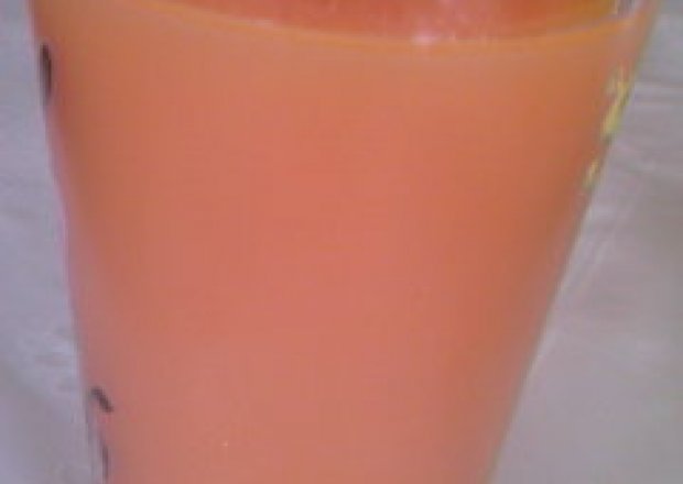 Fotografia przedstawiająca sok marchwiowy z jabłkiem