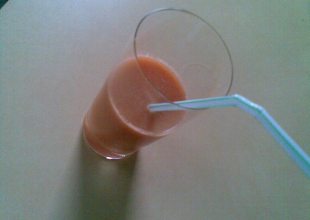 Fotografia przedstawiająca sok owocowo-warzywny
