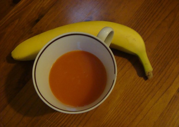 Fotografia przedstawiająca sok pomarańczowo- jabłkowo- bananowy z limonką