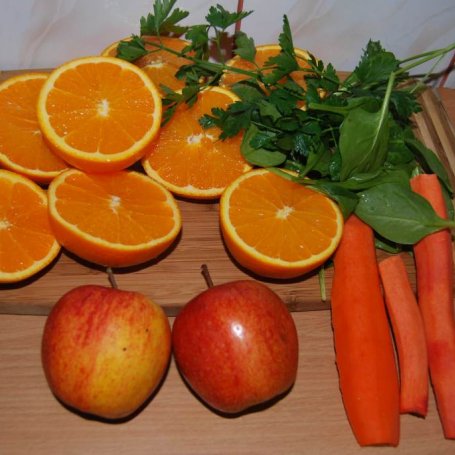 Krok 1 - Sok pomarańczowo-jabłkowo-marchewkowo-pietruszkowy ze szpinakiem foto