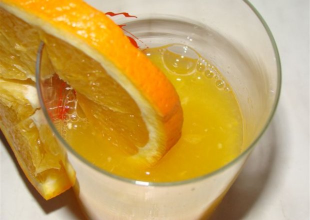 Fotografia przedstawiająca sok pomarańczowy z alkoholem
