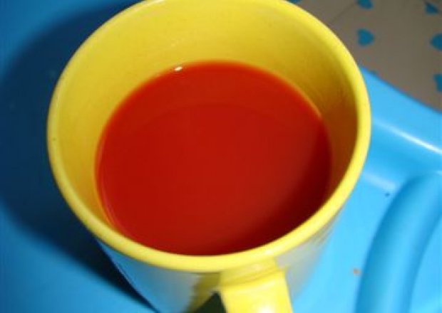 Fotografia przedstawiająca sok pomidorowy z czosnkiem i bazylią