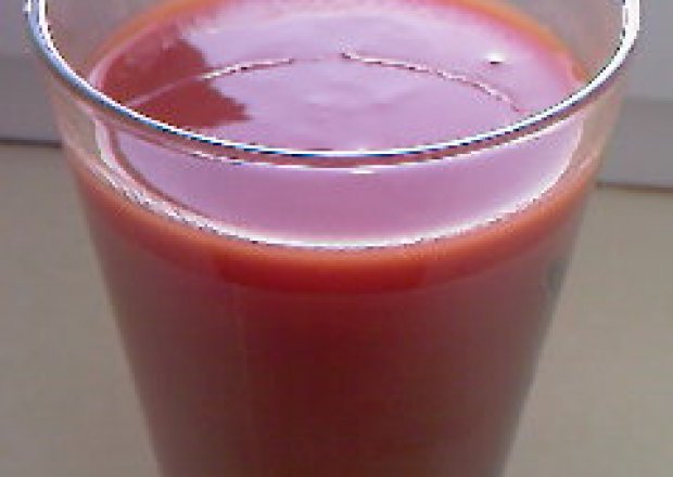 Fotografia przedstawiająca sok pomidorowy z olejem
