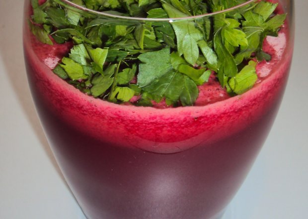 Fotografia przedstawiająca Sok warzywny z burakiem i natką pietruszki